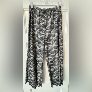 NWT Tutu & Lillie Gray Camo Wide Leg Pants Frayed Hem Size Small